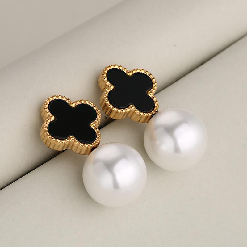 Fashionable, minimalist, retro Korean version Lucky Clover Pearl stainless steel earrings