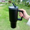 Bicchiere da 40 oz Coperchio di ricambio con cannuccia a ribalta a prova di perdite e resistente agli schizzi per tazza