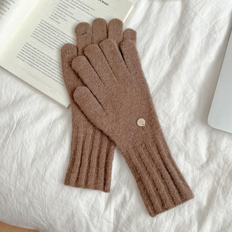 

Красные вязаные шерстяные перчатки с металлическим кулоном, новый стиль, для женщин, универсальные, корейская версия, осенне-зимние, для велоспорта, теплые и модные, корейские пятипалые