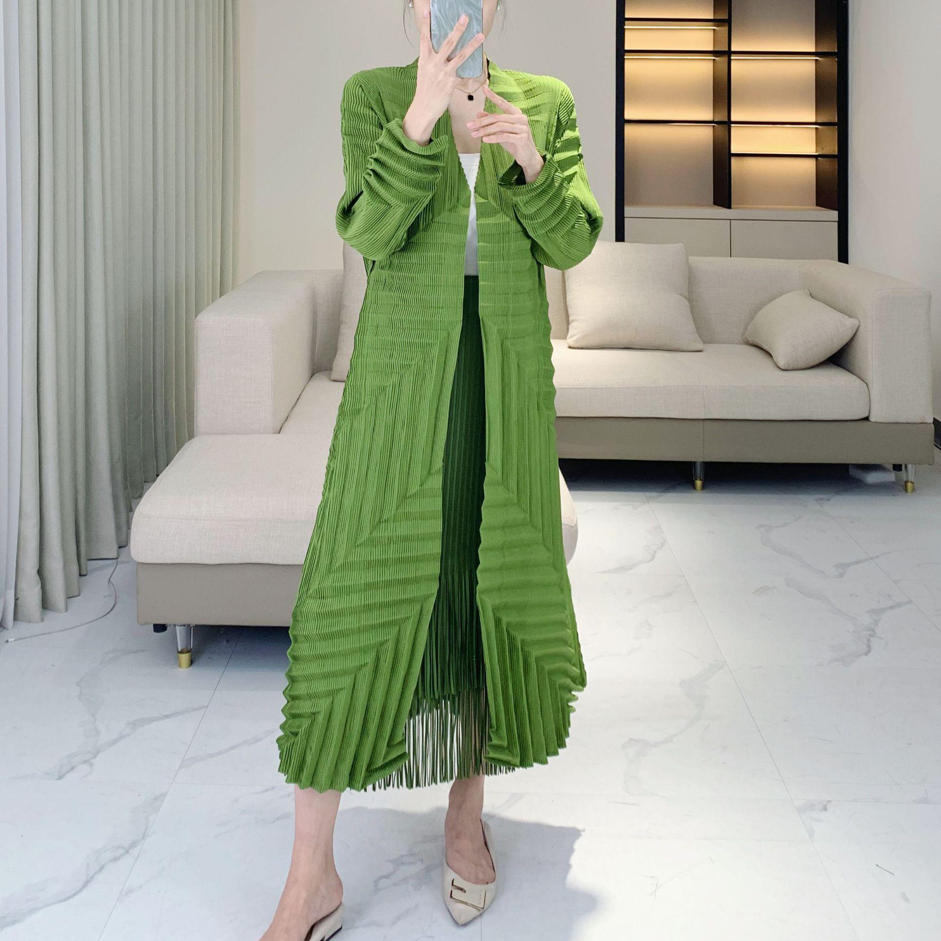 

Женский тренч средней длины в корейском стиле - Коллекция Весна 2025, Повседневный универсальный дизайн с лацканами, Свободный крой со складками сверху One Size [45-80 kg] зелёный