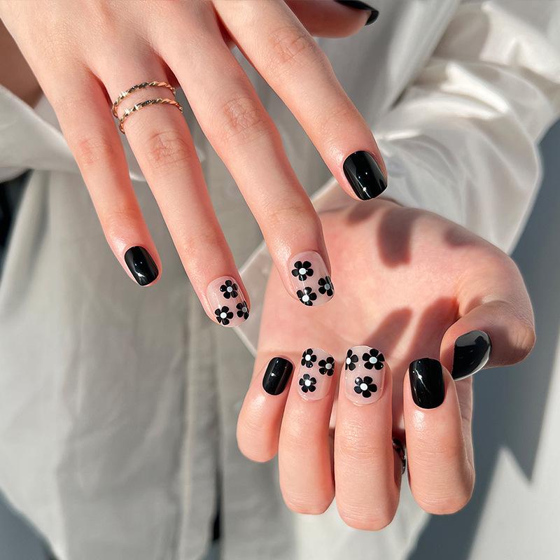 Black Small Flower Press-On Nail Art Tips – Finished Press-On Nails
