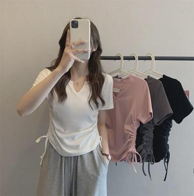 Дизайнерська футболка з V-подібним вирізом, приталеного крою, з коротким рукавом для жінок - Літо 2025, однотонний трендовий топ