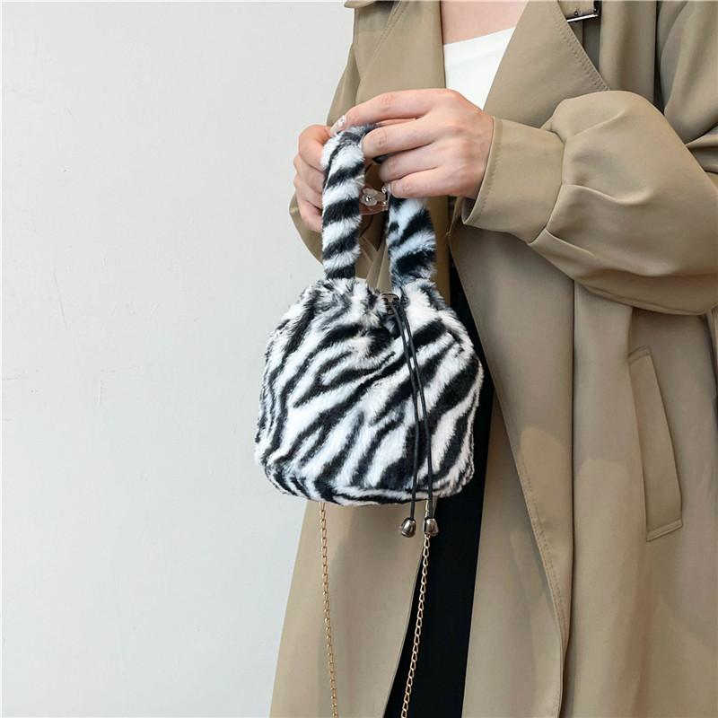 Fashion and Beautiful Plush Bucket Bag, New Fashion Trendy Women's One-shoulder Cross-arm Women's Bag