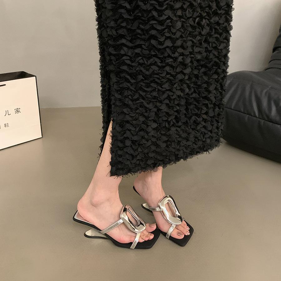Niche high-heeled silver cool slippers fashionable outer wear 2025 new summer French temperament wedge heel with skirt sandals