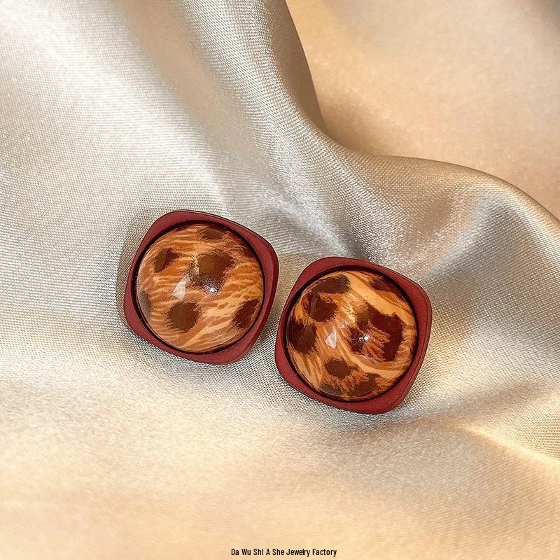 18K Gold-Plated Maillard Style Retro Stud Earrings - Light Luxury, Versatile High-End Design for Women