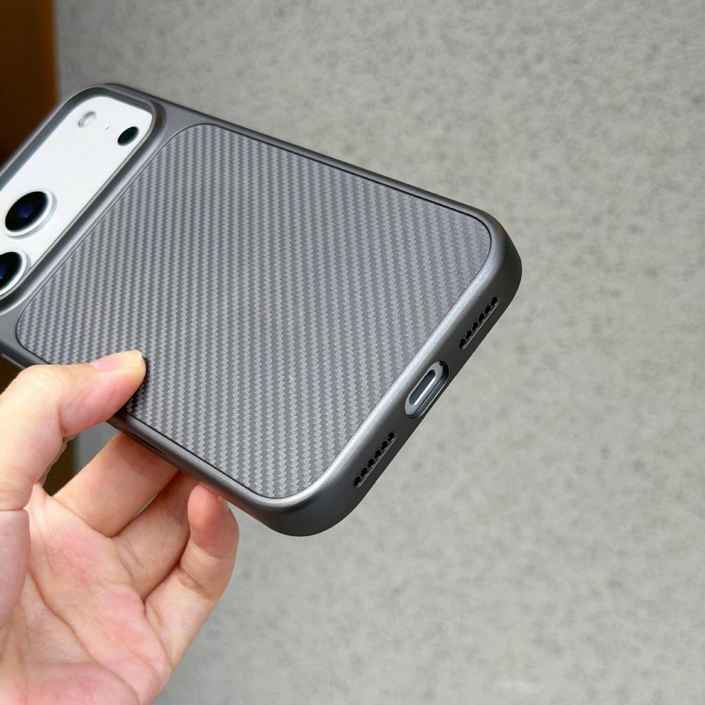 Apple 17 Pro Max Titanium Shield Magnetic iPhone 16/15 Pro Carbon Fiber Protective Case
