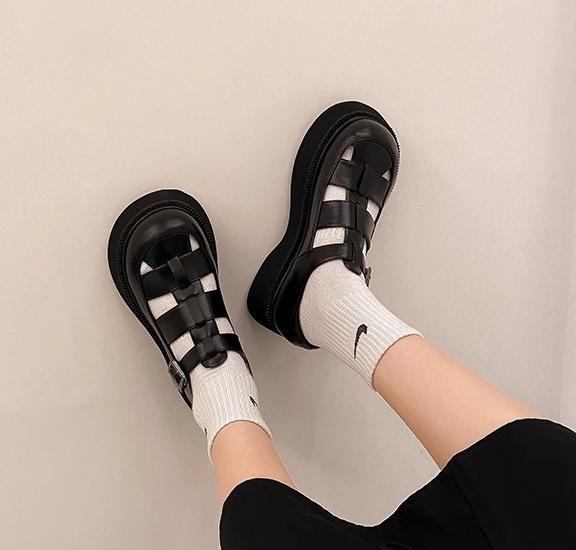 Baotou Sandals Women's 2025 New Summer Platform Versatile Hole Retro Woven Pig Cage Shoes French Roman Shoes