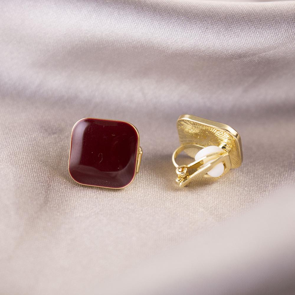 Brincos de pressão triangulares elegantes para orelhas não furadas - Versáteis e com um toque de luxo leve para o uso diário.