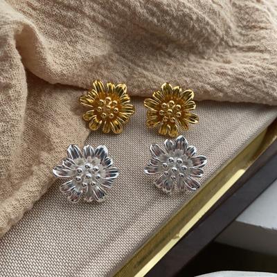 Design Sense Atmospheric Metal Summer Sunflower Temperament Stud Earrings Advanced Exquisite Stamen Design Earrings