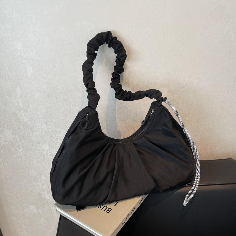 

Niche dumpling bag women s winter popular fashion pleated shoulder bag large capacity commuter messenger bag чёрный