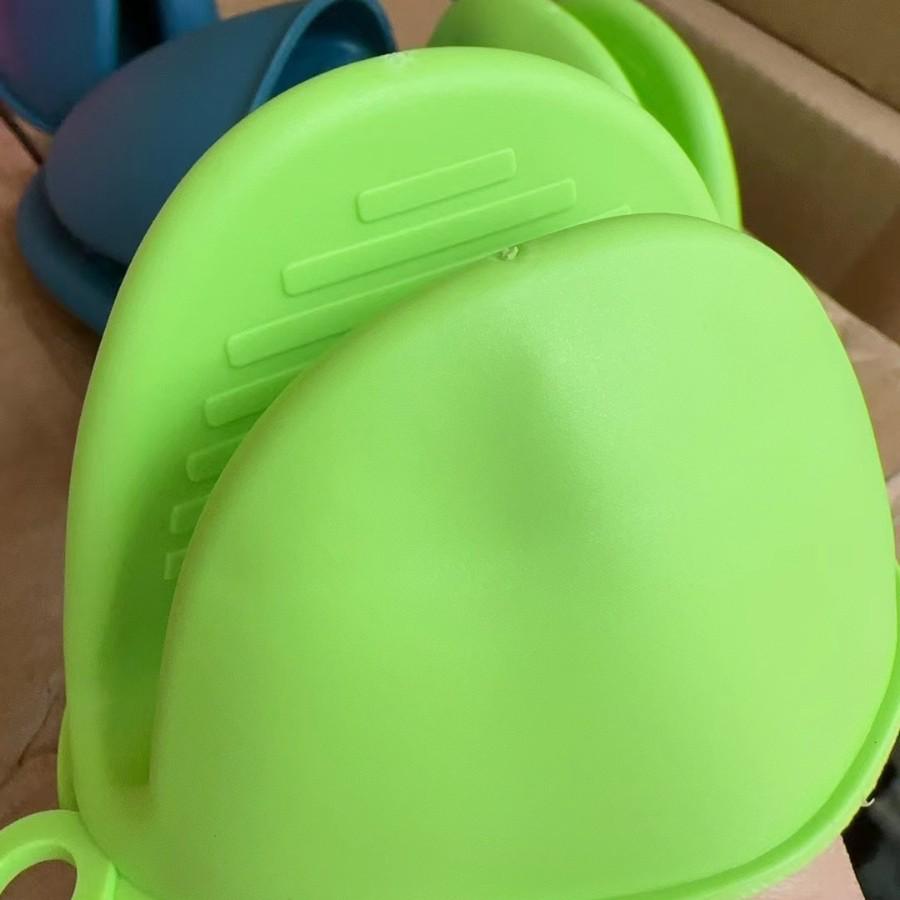 Silicone Heat-Resistant Non-Slip Oven Gloves and Bowl Clips Random Color
