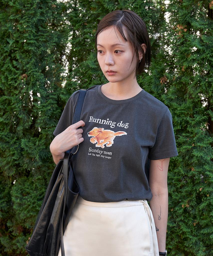 STEP AROUND Running Dog Print T-Shirts_Charcoal