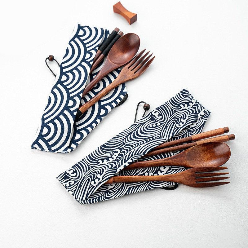 Studentisches Holzbesteck-Set: Löffel, Gabel, Essstäbchen mit Tragetasche. Ideal für den Außenbereich.