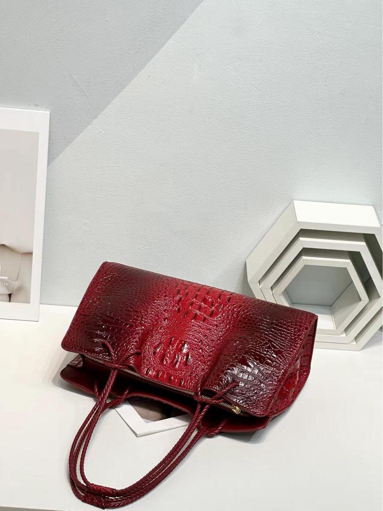 Crocodile Pattern Leather Tote: 2025 Large Capacity Handbag, Single Shoulder or Underarm Bag for Women.