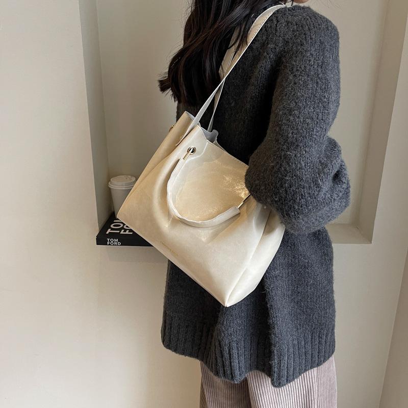 Korean version of fashionable large-capacity handbag women's 2025 new winter leisure commuting shoulder bag foreign style messenger bag