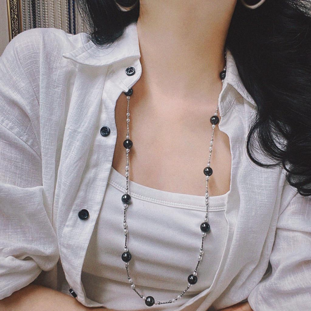 Wind High Quality Mixed Color Cool Black and White Shijia Pearls Maillard Style Necklace Collarbone Chain Necklace Sweater Chain
