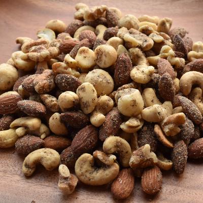Süchtig machender schwarzer Pfeffer, gemischte Nüsse, 4 Sorten, Mandeln, Walnüsse, Cashewnüsse, Macadamianüsse, schwarzer Pfeffer (1 kg)