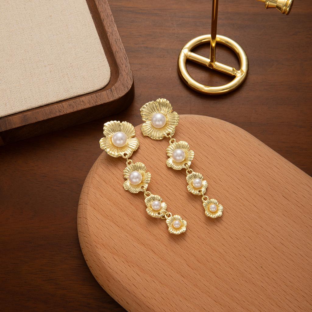 Metal Stud Earrings Retro Pearl Inlaid Pleated Flower Fringed Earrings Light Luxury Premium Earrings
