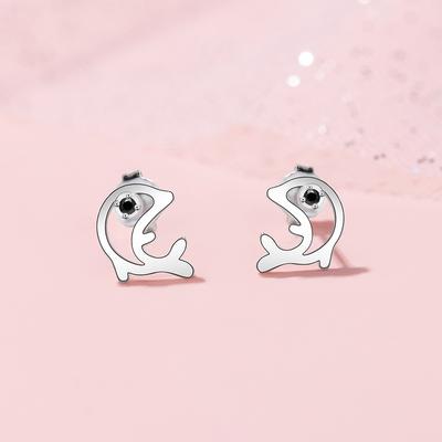 Boucles d'oreilles à tige en forme de dauphin mignon pour femmes, design de niche simple, boucles d'oreilles creuses en zircon micro-incrustées, petites boucles d'oreilles de tempérament