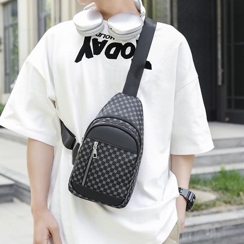 The neutral shoulder bag for men and women is suitable for travel and has multi-functional features.