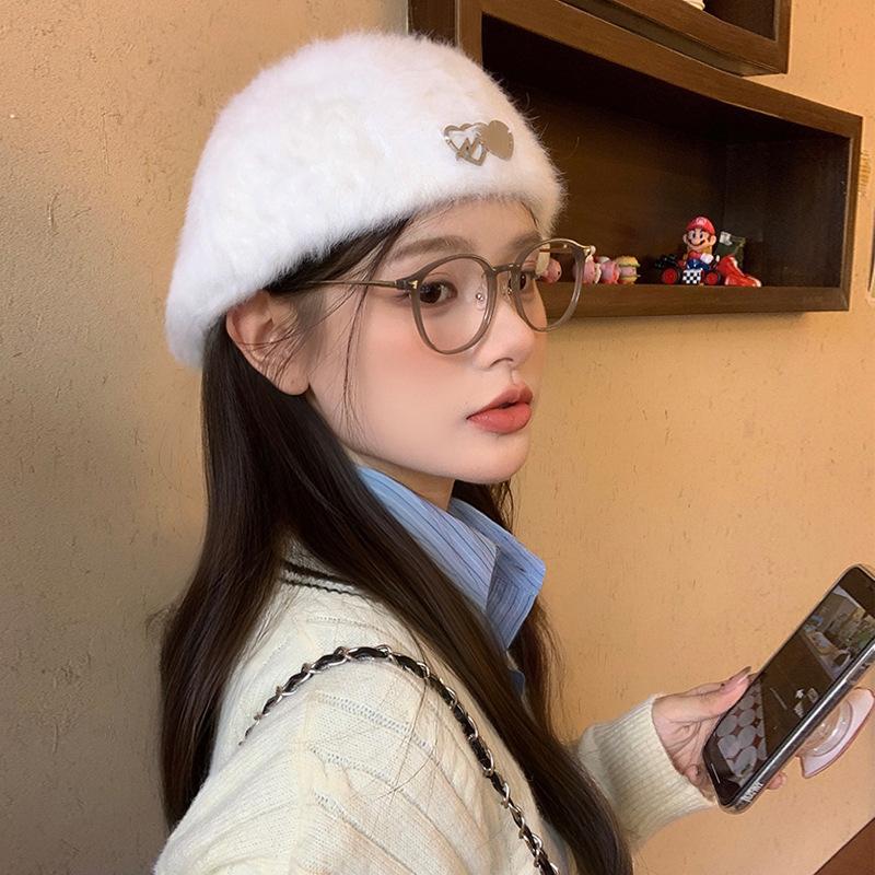 Süß und cool weißer Kaninchenfell-Barett weibliches Gesicht klein tragen nach vorne Hut Plüsch Malerhut