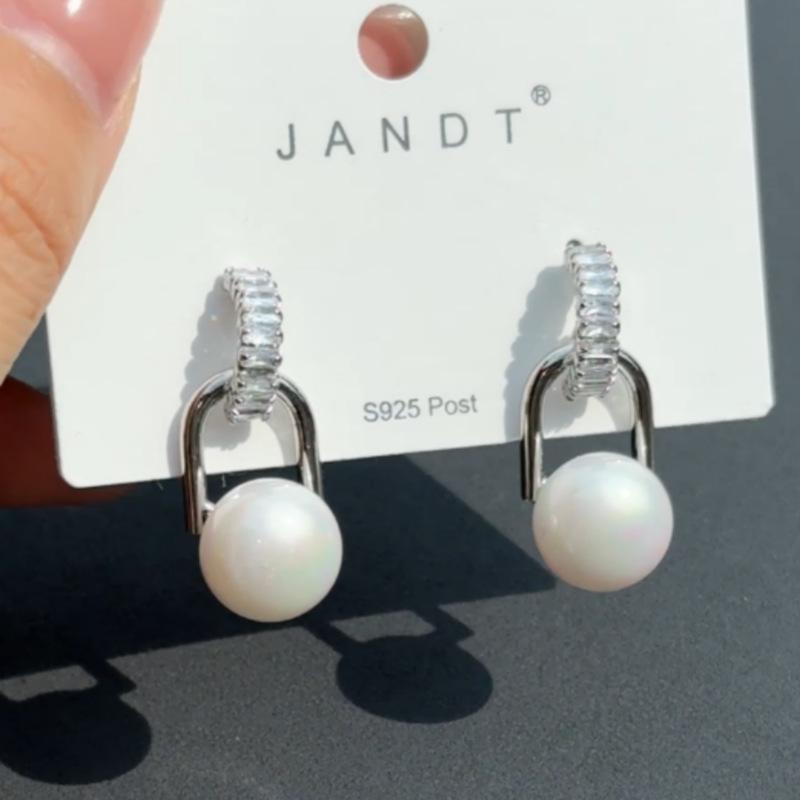 Elegant Geometric Pearl Stud Earrings for Women: Modern, Versatile, High-End Ear Jewelry