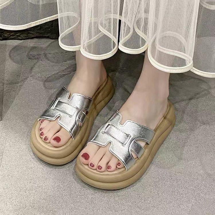 Thick-soled cool slippers for women's summer outer wear 2025 new models with skirts, high-end seaside beach one-word drag, Internet celebrity sandals