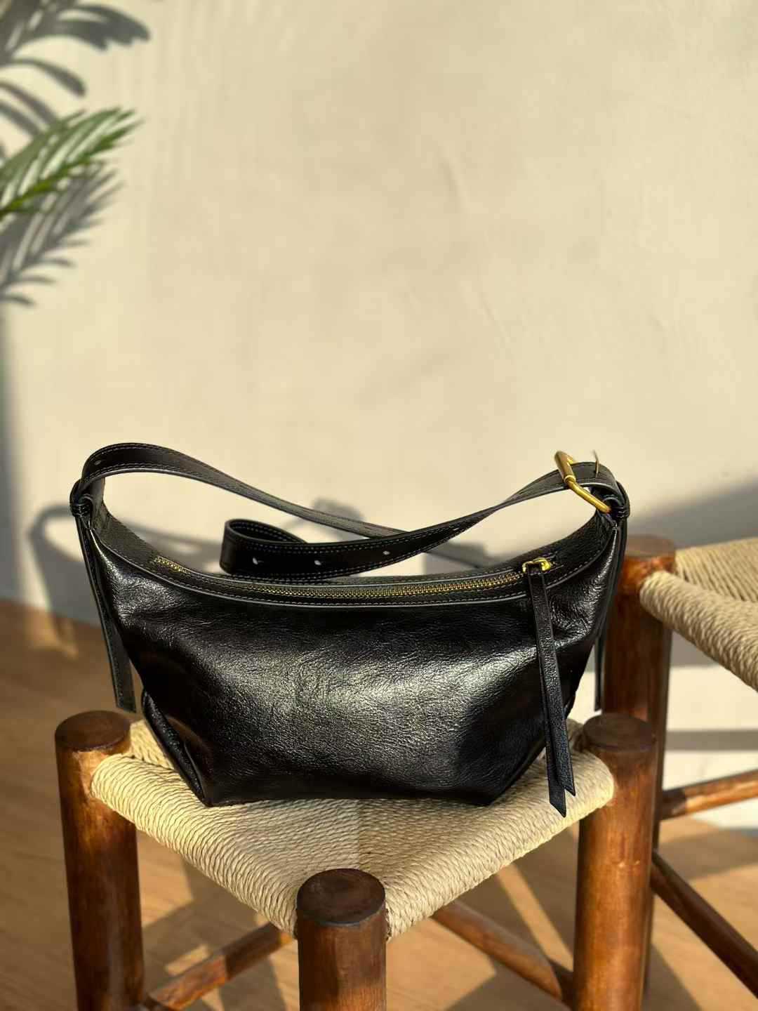 

Сумка женская из натуральной кожи через плечо большой вместимости, сумка-подмышка, универсальная сумка-рог из коровьей кожи растительного дубления, сумка кросс-боди, женская сумка на плечо 30x25x13 CM чёрный