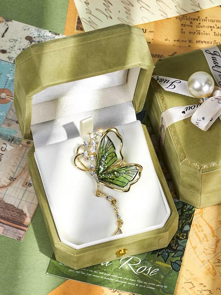 Exquisite Green Crystal Butterfly Brooch for Women Metal Lapel Pins Suit Sweater Badges Jewelry Accessories Gift
