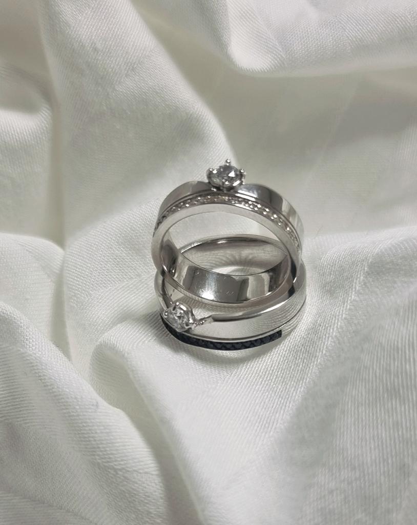 Pm 06:17 B&W Couple Rings