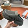 Im Sommer 2025 sind die neuen Plateau-Klett-Sandalen mit dicker Sohle atmungsaktiv und leicht, und die Strand-Damenschuhe werden draußen getragen.