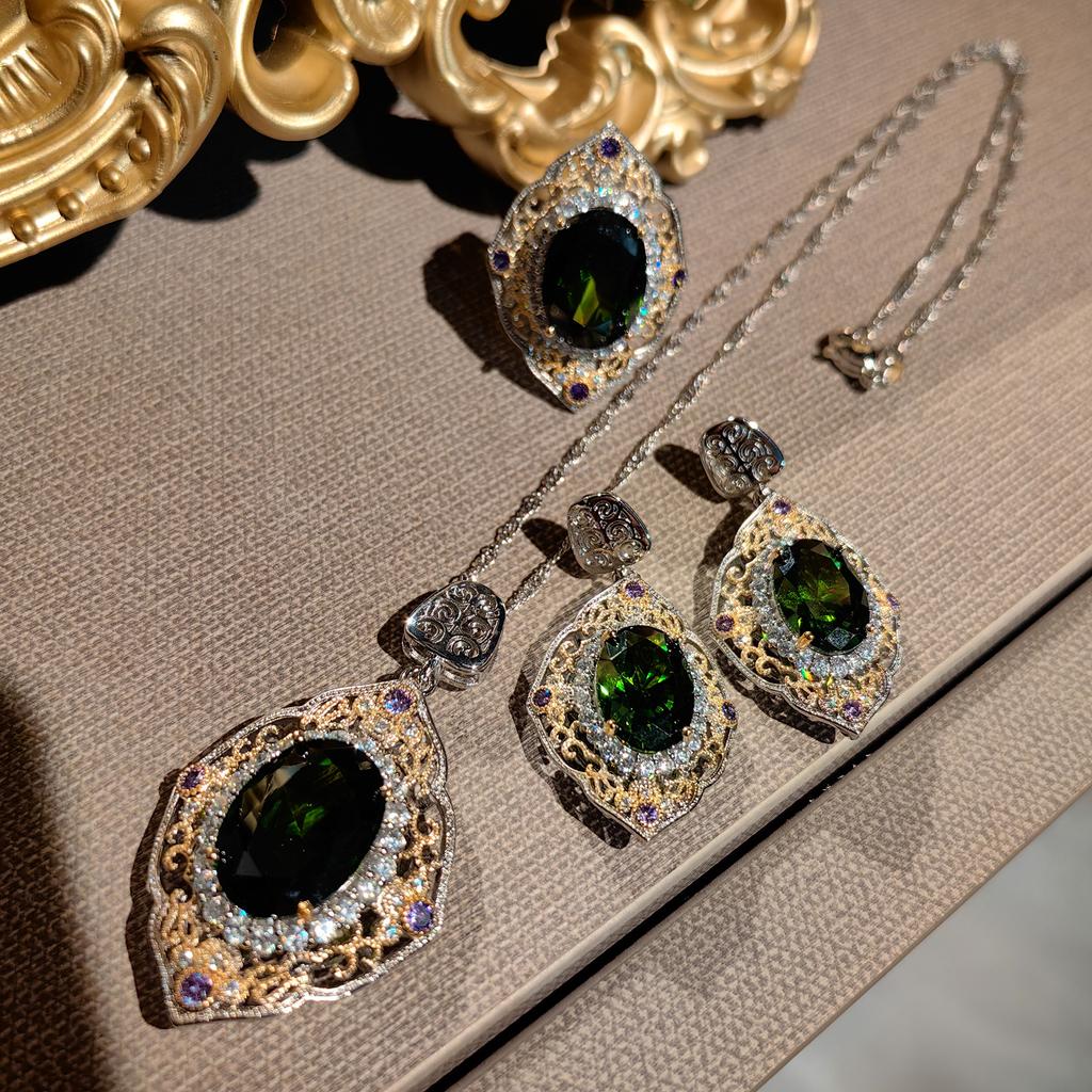 2026 Court Style Two-color Gold Hollow Craft Inlaid Pink Diamond Pendant Royal Blue Stud Earrings Colored Treasure Ring Set
