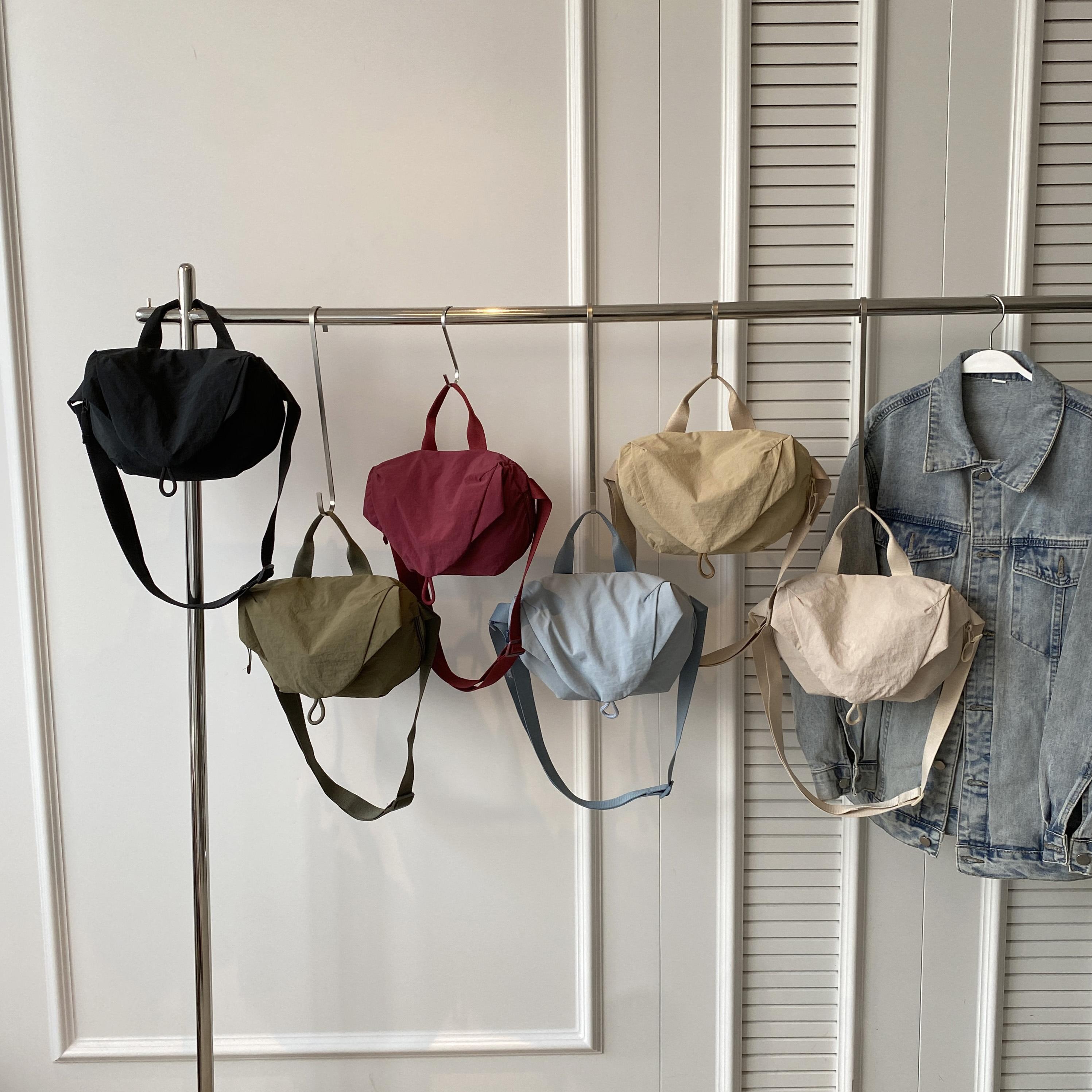 Мягкая тканевая сумка на молнии с дизайном через плечо для женщин 2024 года — фото 8