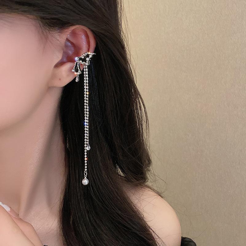 Punk White Liquid Metal Butterfly Pearl Long Tassel Ear Cuff Female Fashion Trendy Design No Piercing Clip On Earring Jewelry