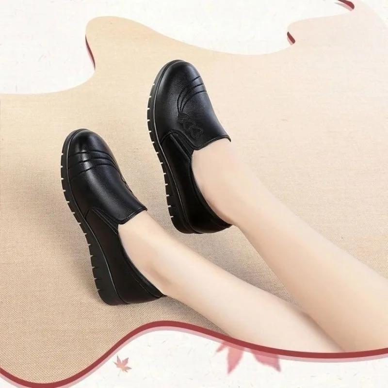 Fashion Comfortable Black Leather - Like Slip - on Shoes with Heart Embroidery - Ideal for Daily Wear, Soft & Stylish
