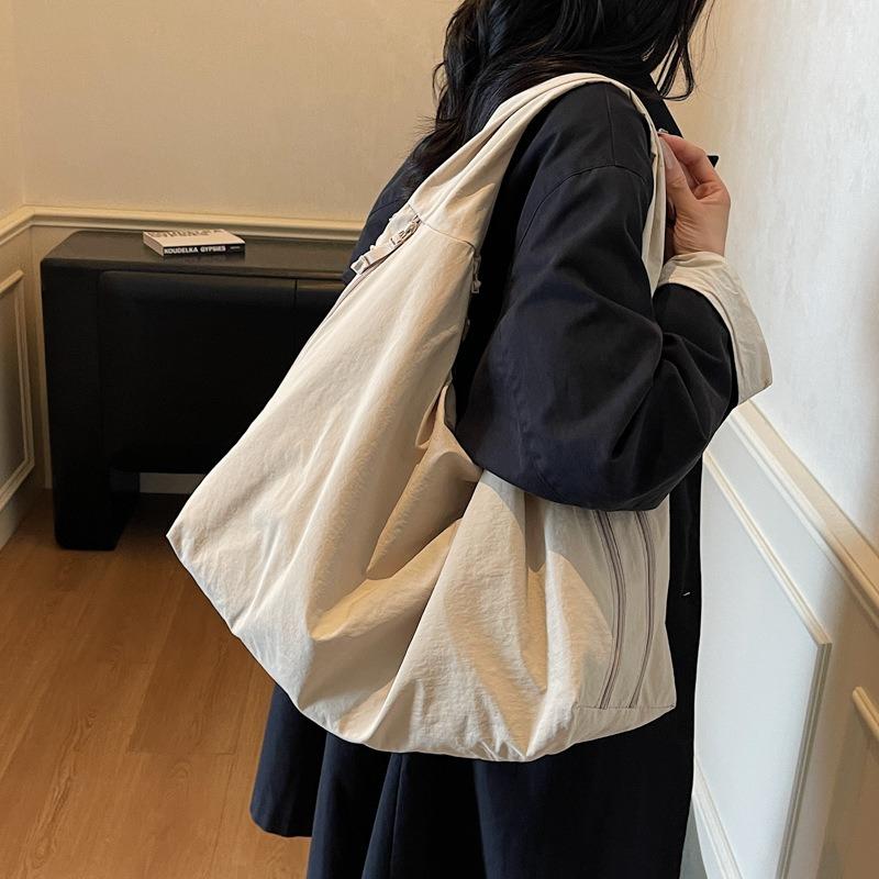 Fashion casual simple commuter tote bag new trend solid color shoulder armpit bag