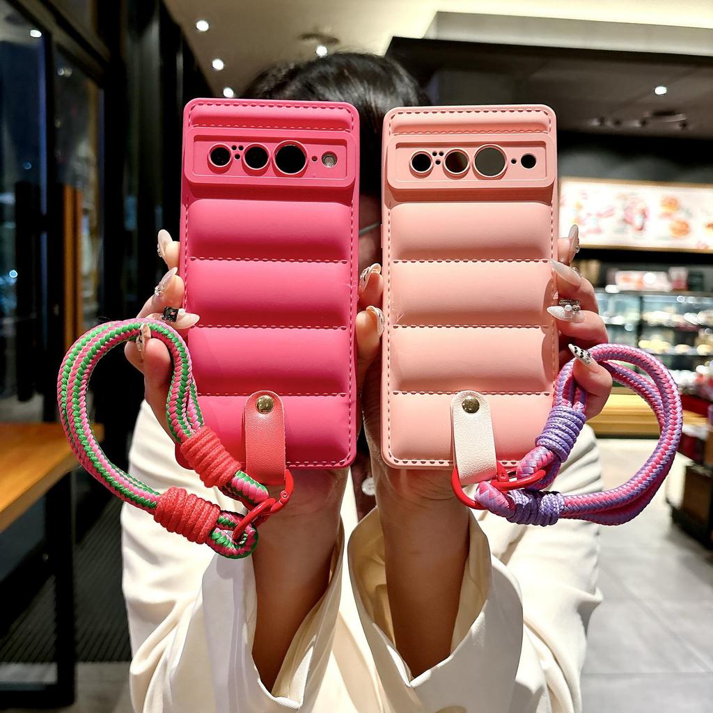 Anwendbare Google Pixel Hüllen Kollektion: Pixel 10 Daunenjacke, Pixel 6 Leder-Handgelenkband, Pixel 8 Vollschutzhülle.