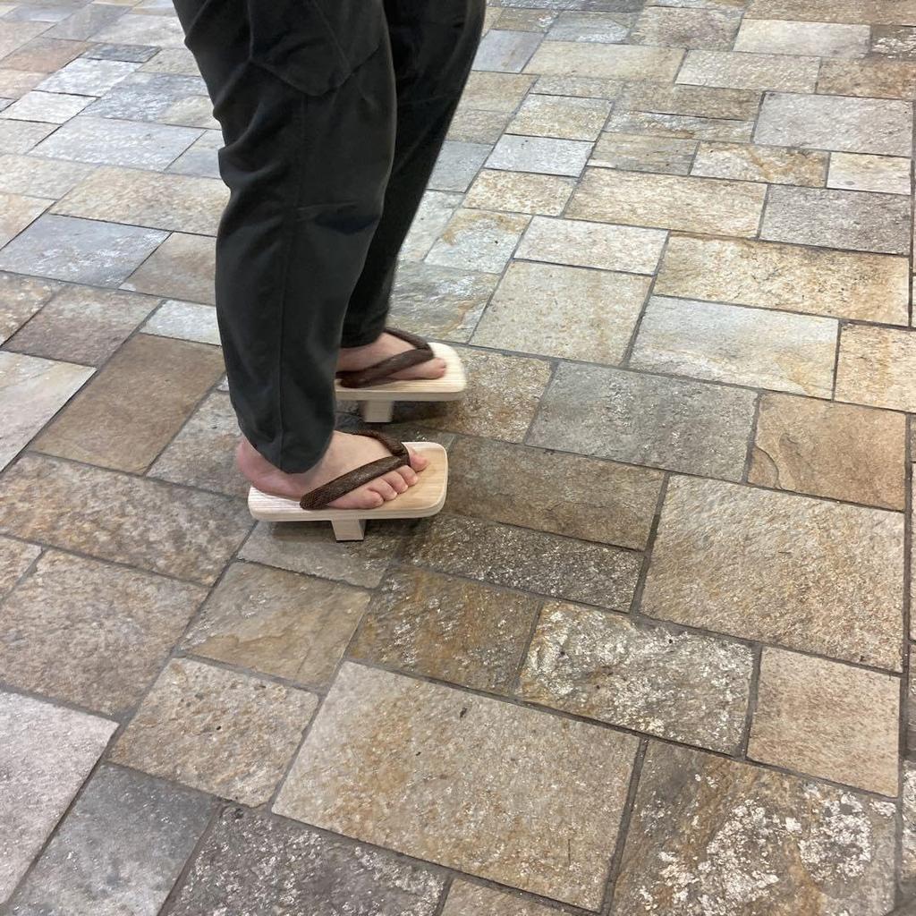 Single-legged geta sandals, Tenichi Tengu geta T-52. "Awa paulownia wood geta/Tengu geta" for experiential training. In-stock item. Brown snake-patter