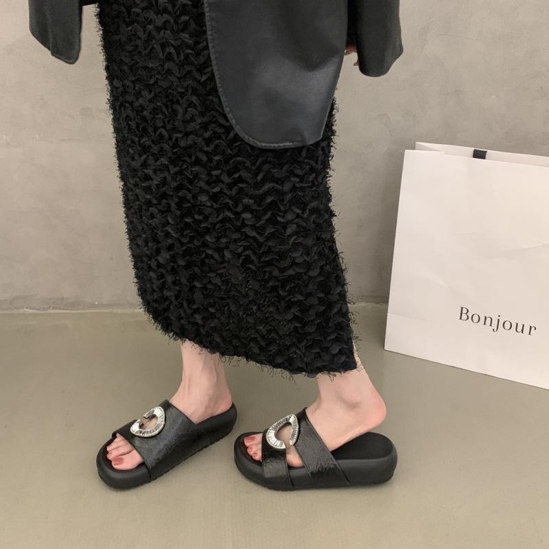 

Нишевые шлепанцы на танкетке с толстой подошвой, женская летняя обувь 2025, новые универсальные босоножки на высоком каблуке со стразами, повседневные сандалии на одной перемычке 40 чёрный