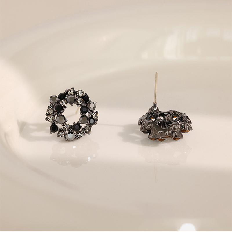 Hollow Out Inlaid Rhinestone Round Earrings for Women Vintage Fashion Delicate Stud Earrings 2024 New In Black Zircon Gift
