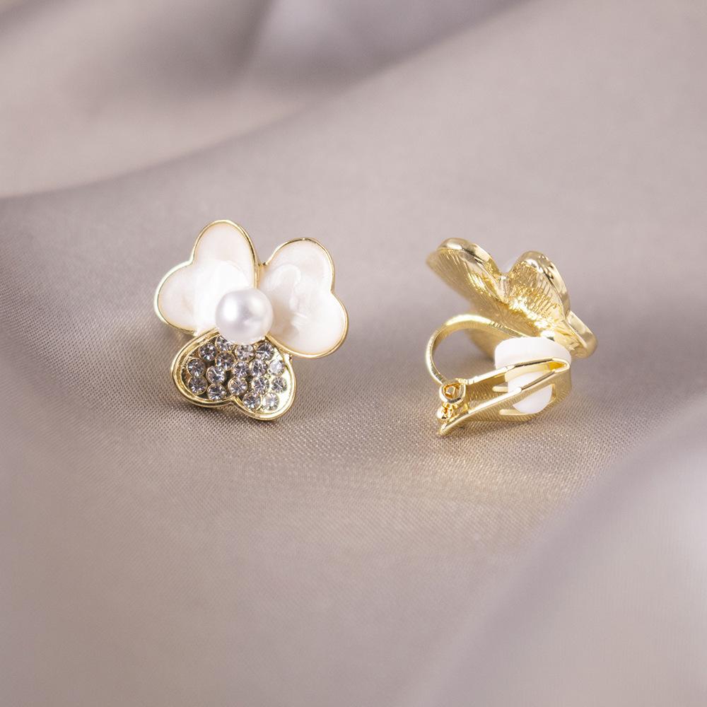 Brincos de pressão triangulares elegantes para orelhas não furadas - Versáteis e com um toque de luxo leve para o uso diário.