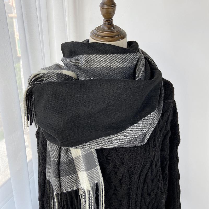 Sciarpa da donna elastica morbida a quadri a righe invernale calda con finiture a nappa, accessorio di moda versatile per uscite casual e clima freddo