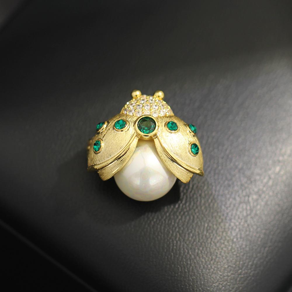 

High-End Niche Micro-Inlaid Zircon Red Green Ladybug Pin Imitation Pearl Insect Animal Small Collar Pin Male And Female Brooch