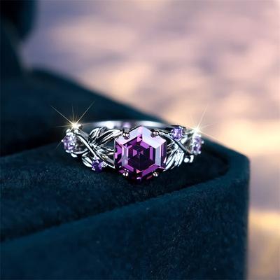 Anello con zirconi cubici esagonali intarsiati viola per le donne. Regalo di gioielli per fedi nuziali color argento delicato vintage