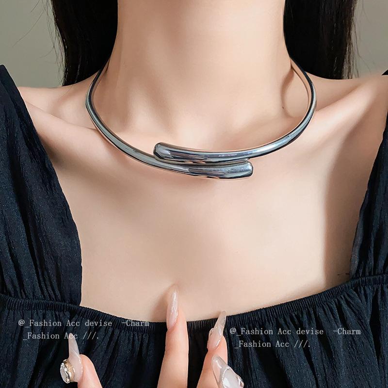

Chic Water Drop Open Choker: Minimalist European & American Design Necklace for Women