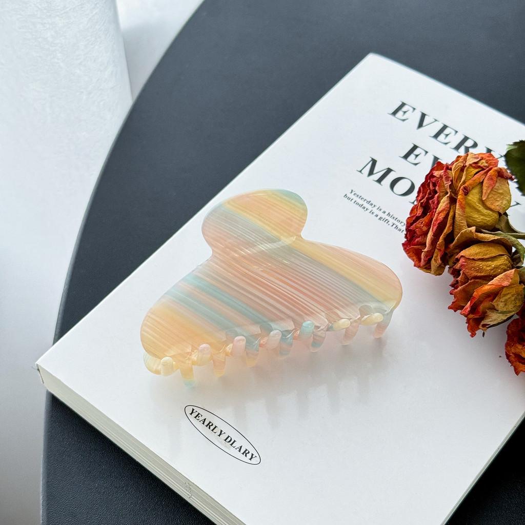 Chic Medium Hair Claw Clip In Acetate Material For Effortless Everyday Hairstyles