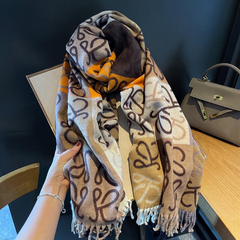 

Женский осенне-зимний шарф с золотой нитью и бабочками