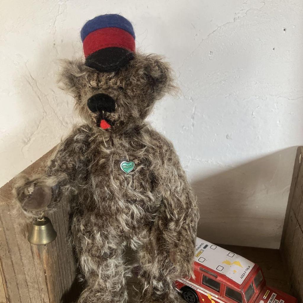 [USED] Re-listed German Traditional Teddy Bear by Martin, Featuring a Green Heart On the Chest and a Hat Measuring 21cm.