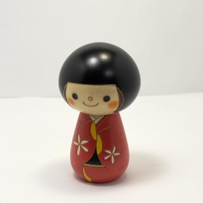 Ξύλινη Κούκλα Kokeshi Usaburo Okappa Shiroihana Κόκκινη Ύψος 9cm Κατασκευασμένη στην Ιαπωνία