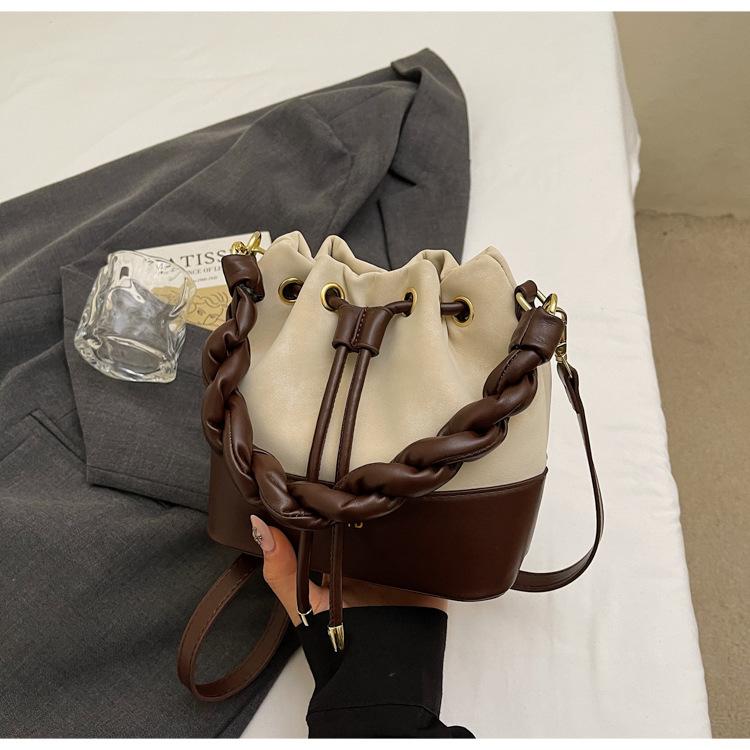 Fashion twist portable bucket bag women's 2025 new retro popular commuter bag contrasting color shoulder messenger bag